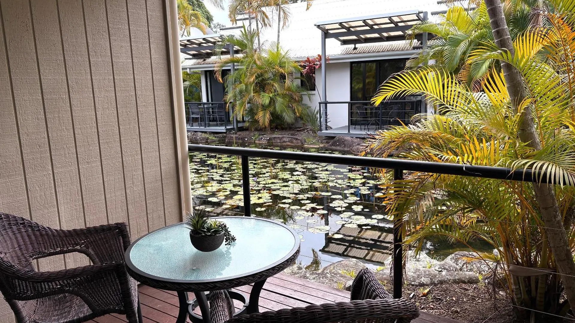 Nautical Stylish Ground Level 1 Bedroom Unit Noosaville